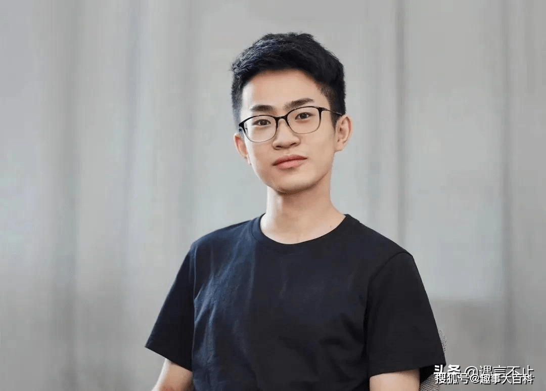 1000万粉丝,对话雷军库克,叫板苹果:22岁中国天才少年如何养成_何同学