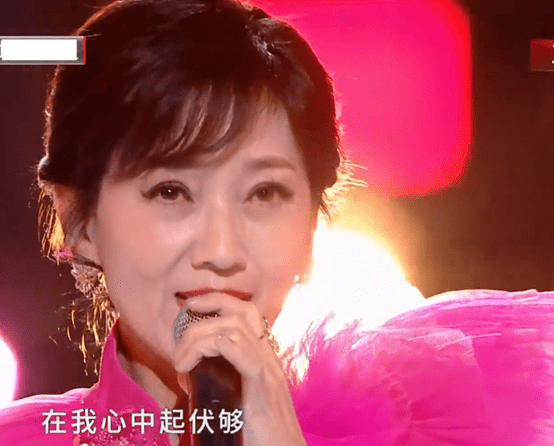 短裙 女星晚会 “杀”疯!皮衣烟熏妆,短裙险走光,66岁赵雅芝秀身材