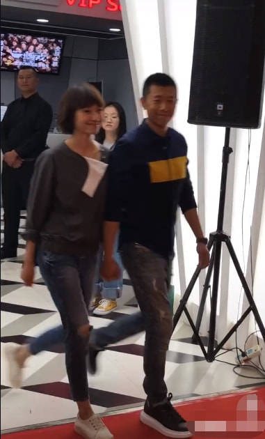 包装在片场拍到袁泉，不包装打光就是老阿姨，都是营销出来的气质！