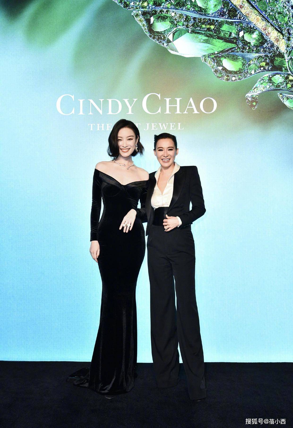 黑色 倪妮不愧是“谋女郎”，连穿裸色针织衫配红裙都很高级，气质无敌