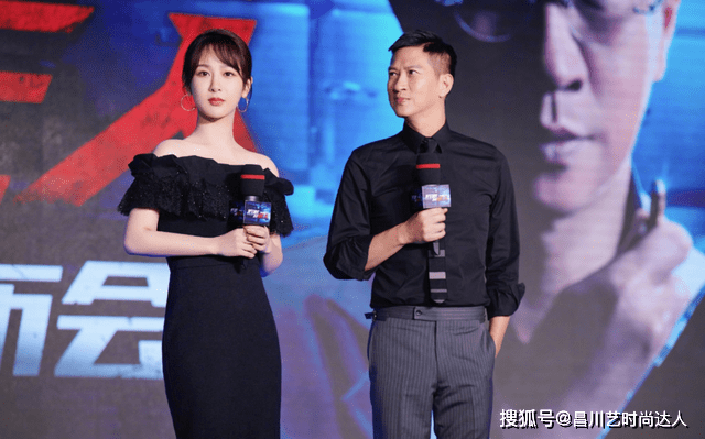 黑色 杨紫时尚感开挂了,剪掉牛仔短裙叠穿高腰半身裙,显瘦又时髦爆