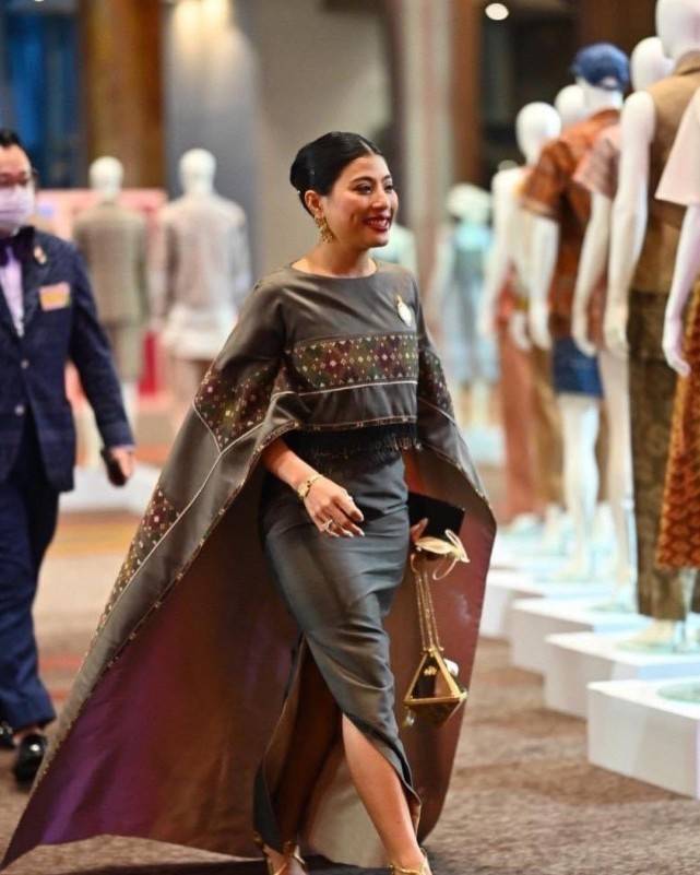 带感 泰国神兽公主的新衣好美!裹斗篷披风走路贼带感,窄腰长腿更吸睛