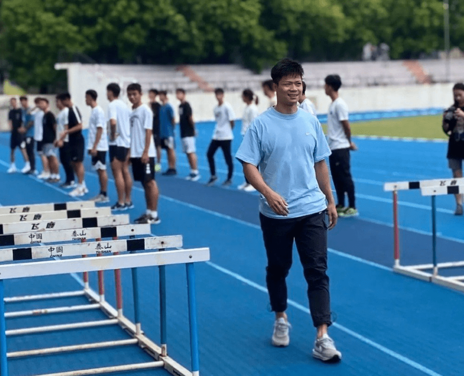 体育|苏炳添上课现场曝光：用手指着教学，学生站两排很听话，仅1女生