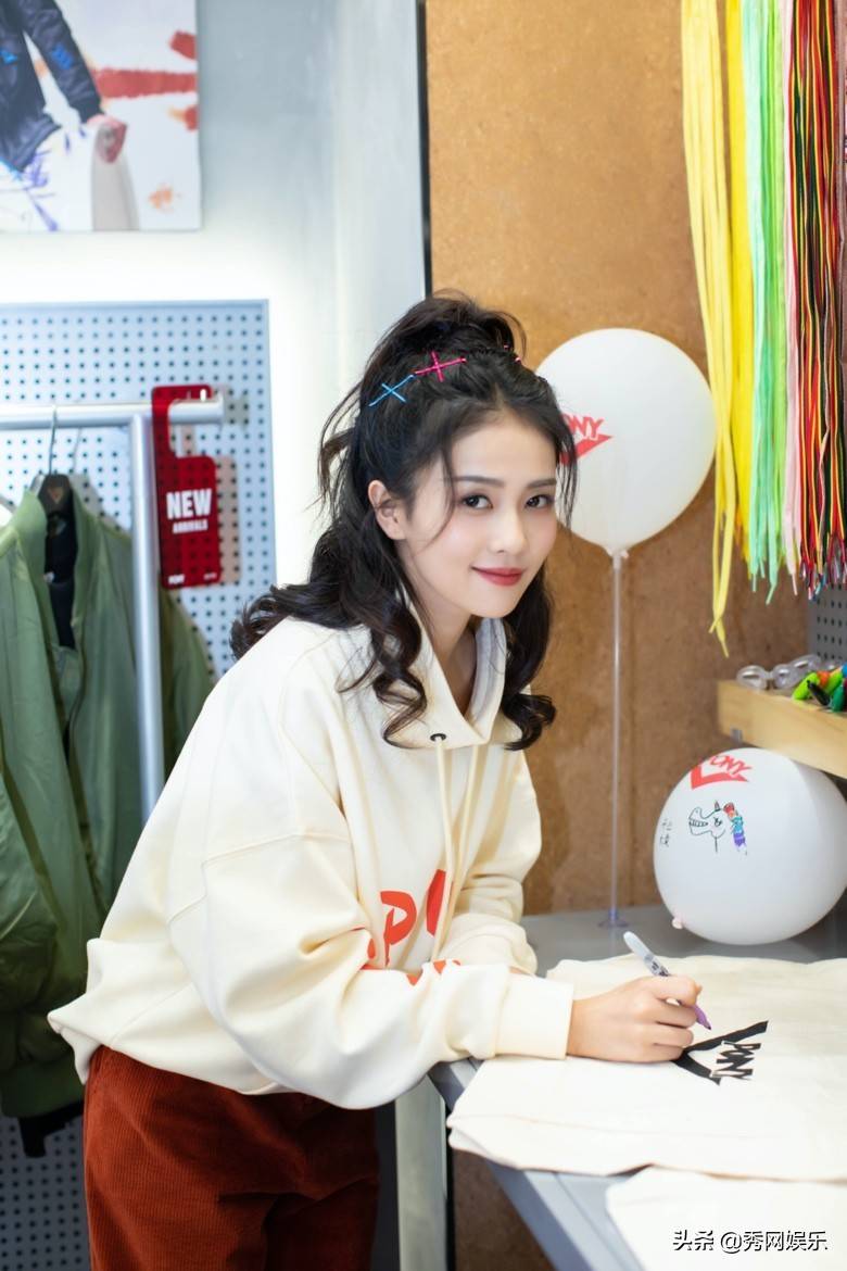 来福士 与PONY一起玩点没玩过的 品牌代言人白鹿现身上海助阵开业现场