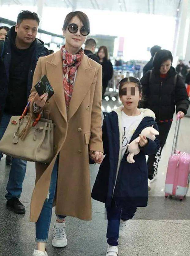 颜色 左小青也爱花丝巾，配驼色大衣优雅显贵，带9岁女儿走机场笑好甜