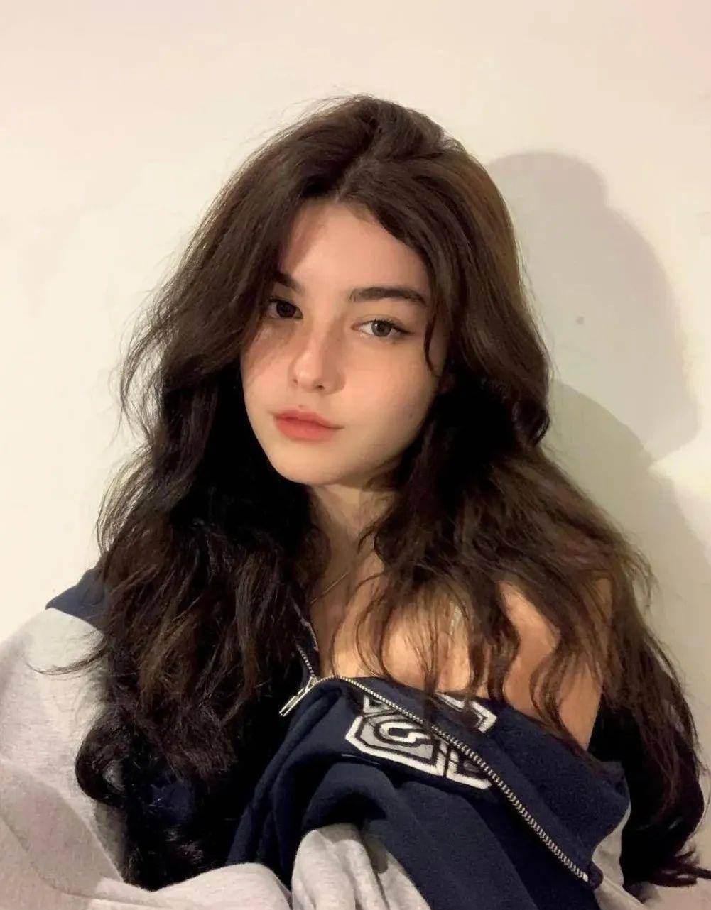 金发抄袭Lisa“太妹头”的佟丽娅一夜刷爆几亿播放量？内娱女爱豆都看跪了！