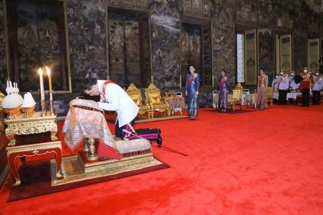 身材诗妮娜歪头卖萌摆pose！金衫配红裙轻松艳压苏提达，可惜脸垮得严重