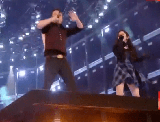 短裙 女星晚会 “杀”疯!皮衣烟熏妆,短裙险走光,66岁赵雅芝秀身材