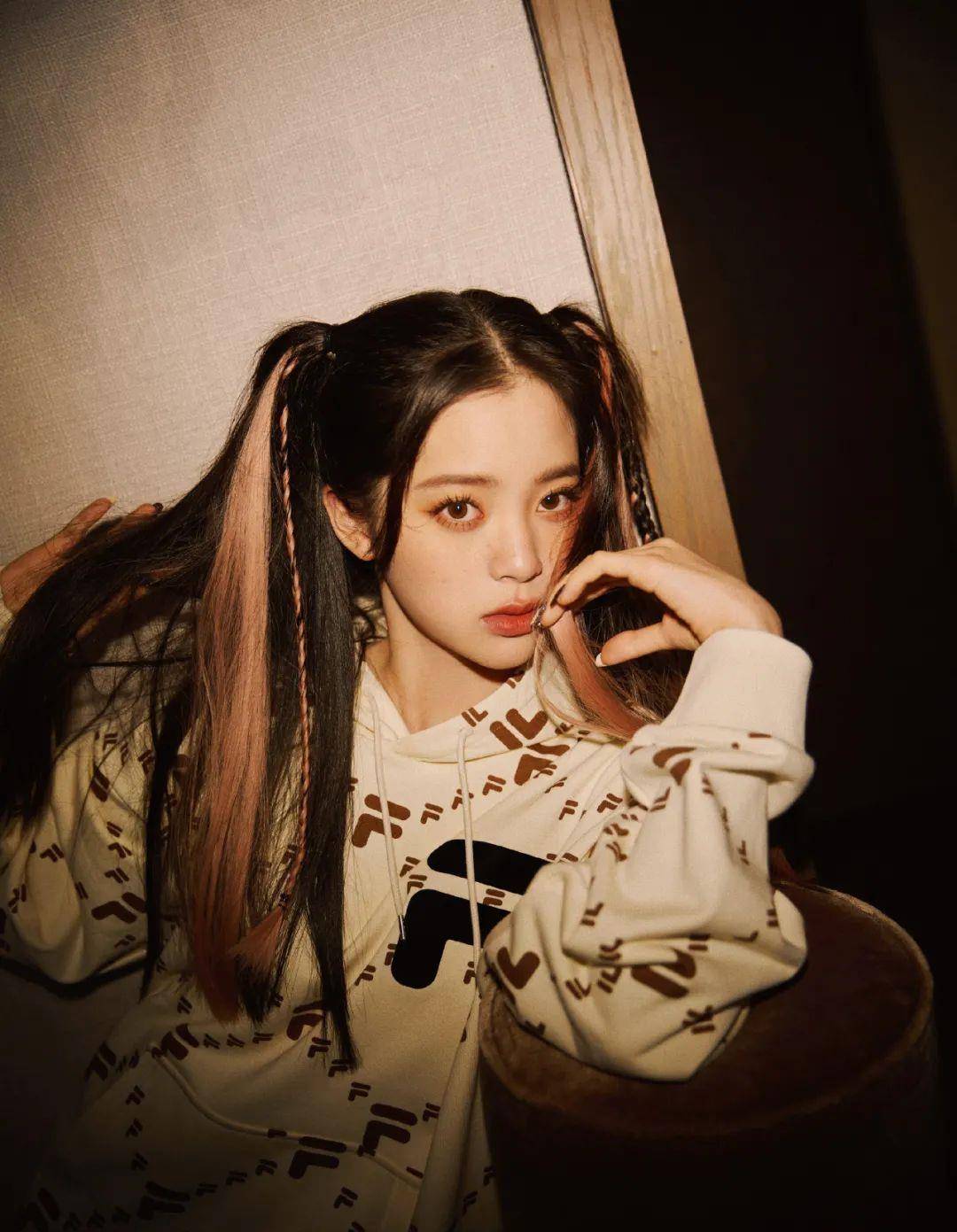 金发抄袭Lisa“太妹头”的佟丽娅一夜刷爆几亿播放量？内娱女爱豆都看跪了！