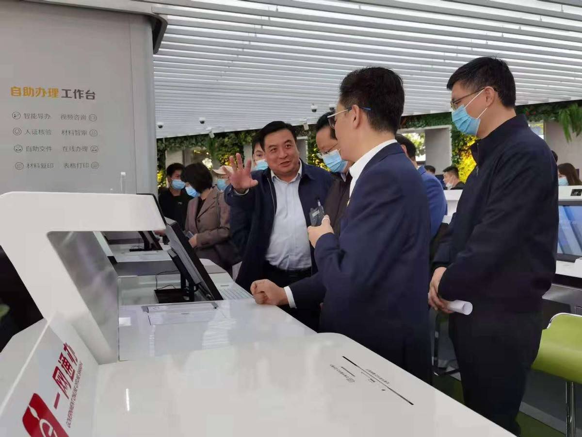 徐汇区委常委副区长王宏伟亲切视察cofe机器人现磨咖啡