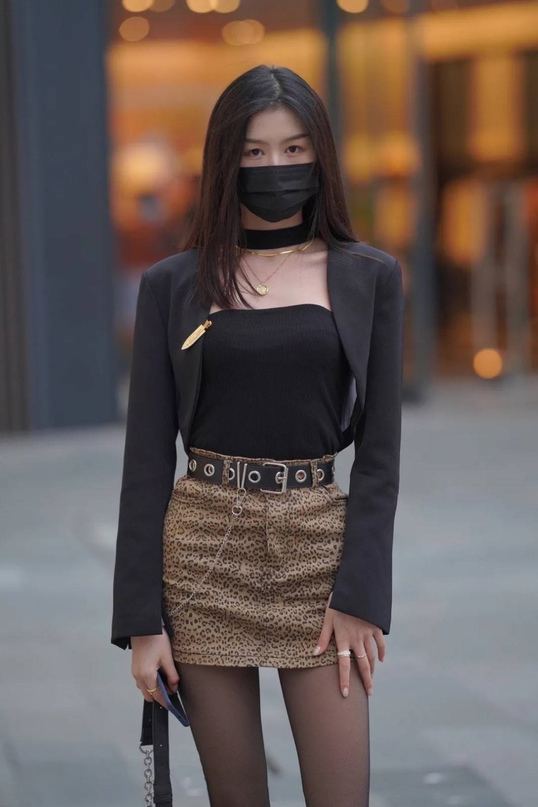 原创干净靓丽的超前卫穿搭带来满满的摩登范散发出特殊的魅力