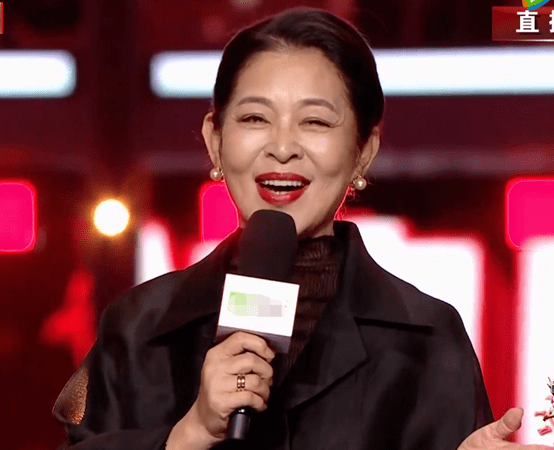 短裙 女星晚会 “杀”疯！皮衣烟熏妆，短裙险走光，66岁赵雅芝秀身材