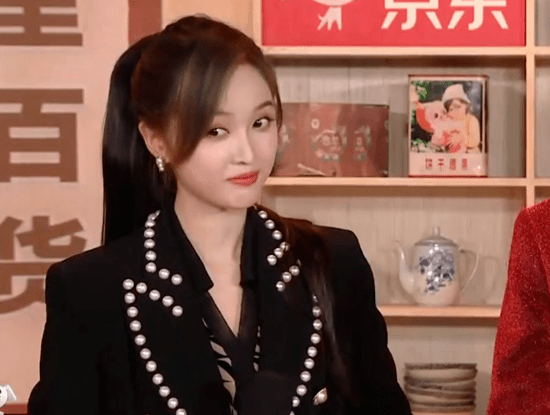 短裙 女星晚会 “杀”疯!皮衣烟熏妆,短裙险走光,66岁赵雅芝秀身材