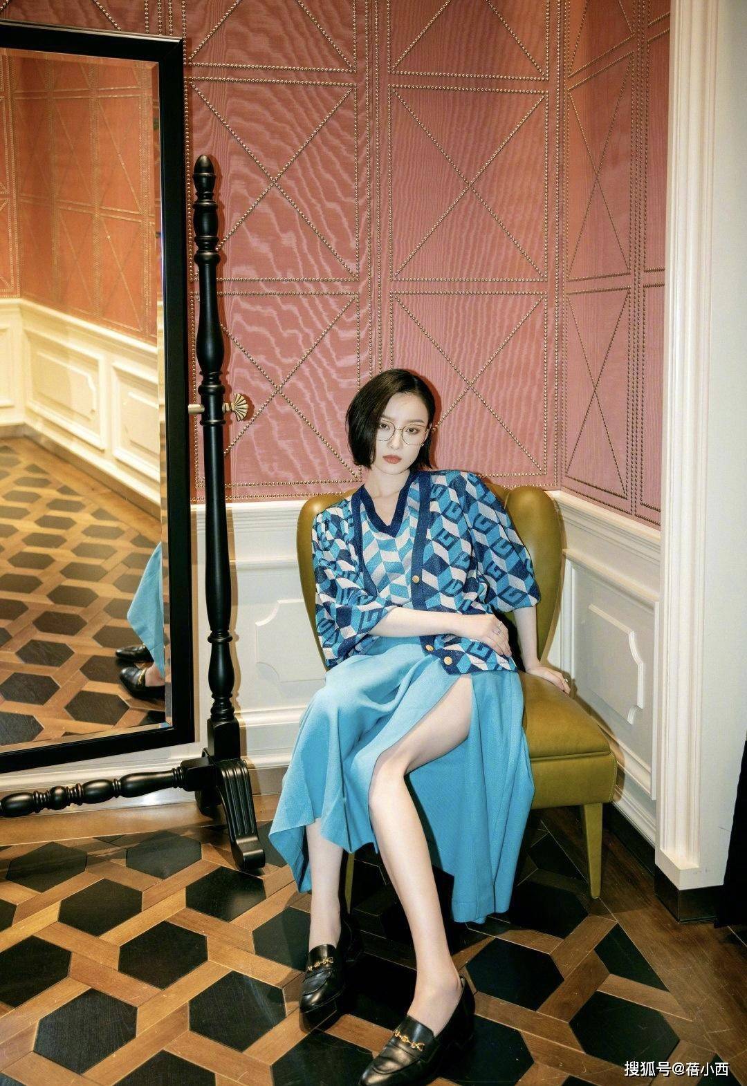 黑色 倪妮不愧是“谋女郎”,连穿裸色针织衫配红裙都很高级,气质无敌