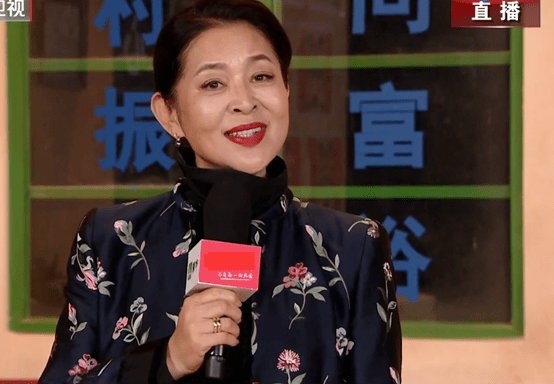 短裙 女星晚会 “杀”疯！皮衣烟熏妆，短裙险走光，66岁赵雅芝秀身材