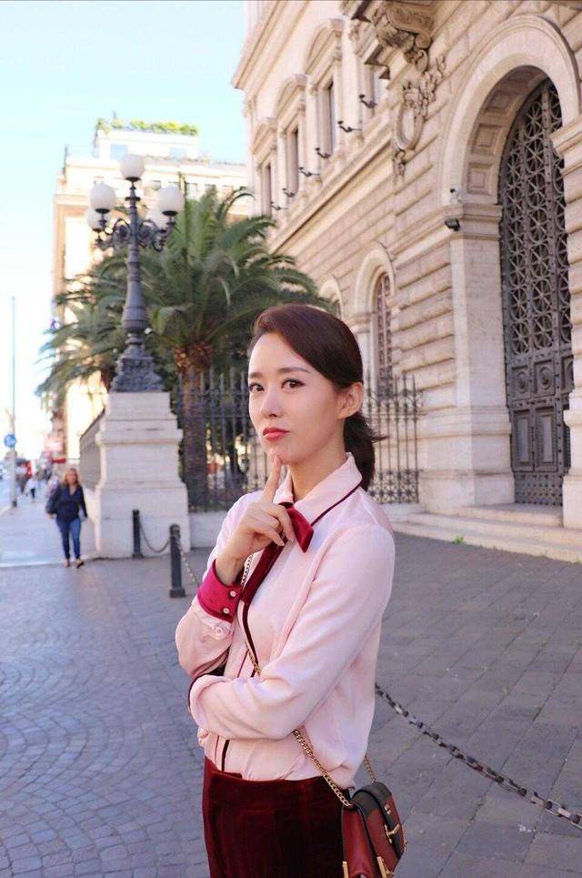 显示 颜丹晨才是不老女神！衬衫搭配红色丝绒长裤高级干练，韵味十足