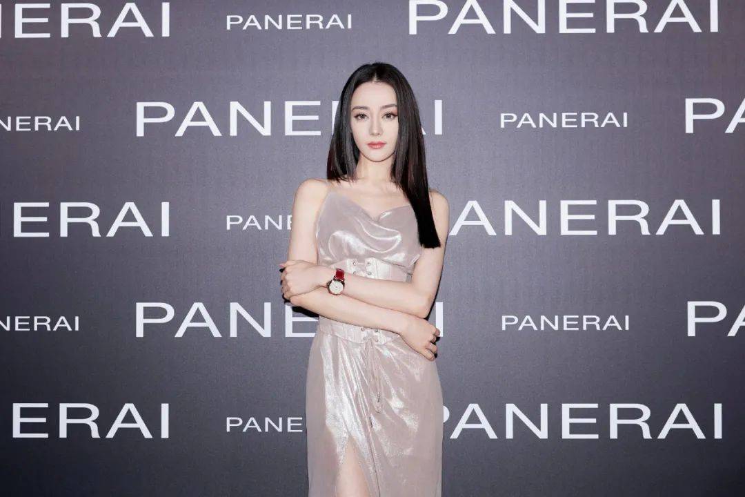 直播女星们近照比美：杨幂国风裙清新，赵丽颖秀细腰，热巴建模脸精致