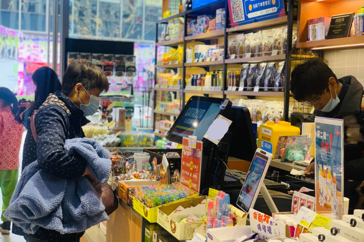 生活|52岁女士的开店日常，开一家优雅精致的卡塔利亚进口零食超市
