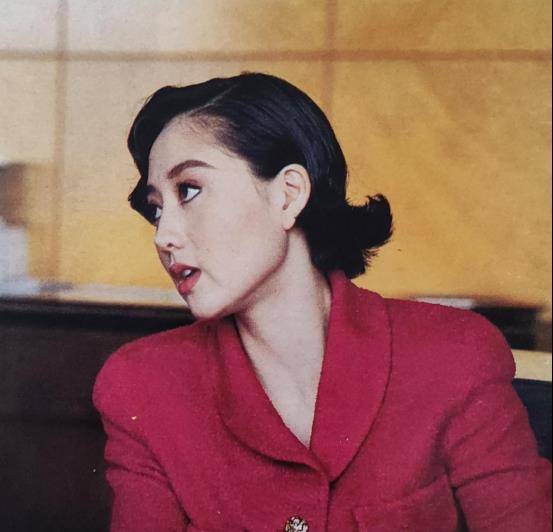 服装 92年的利智可真美,穿搭淑女还温柔,怪不得能迷住李连杰