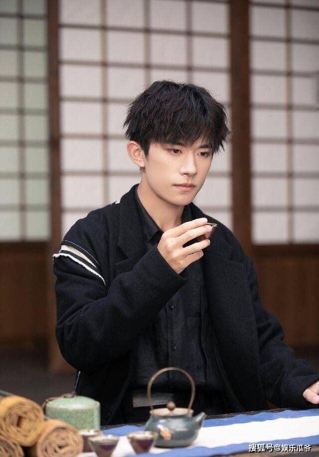 原创易烊千玺被长辈问到学习好吗他的回答太真实字里行间透出开心