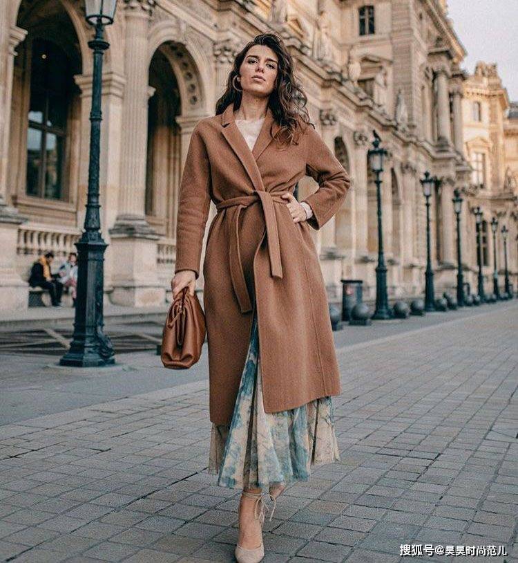 毛衣 会打扮的中年女性，秋冬季都在穿这3件上衣，轻松打造年轻态