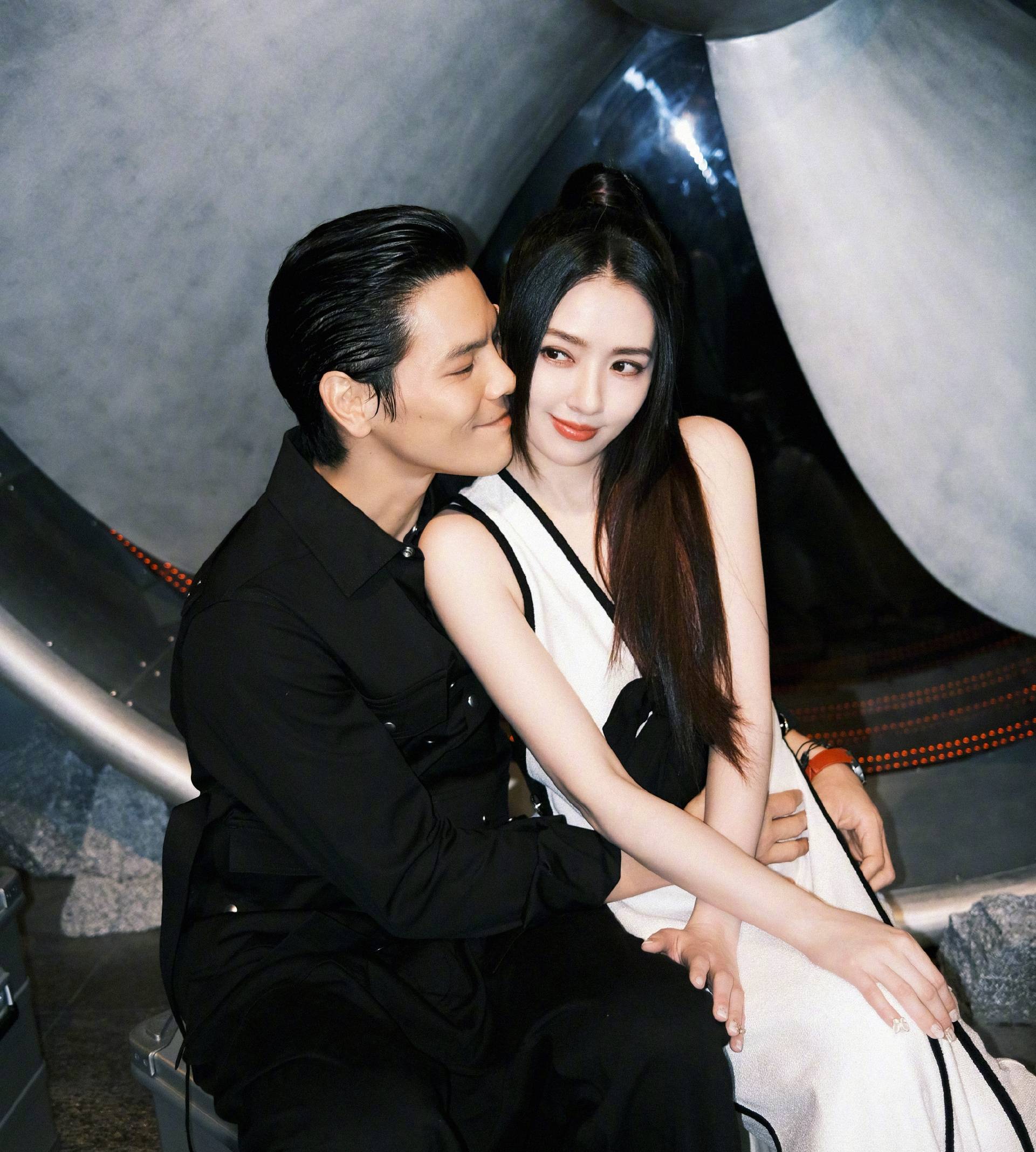 带着|郭碧婷带小奶黄玩旋转木马，向佐全程护在女儿身后，画面暖心有爱