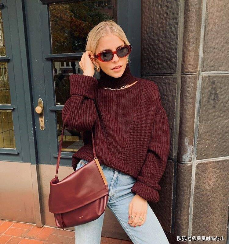 毛衣 会打扮的中年女性，秋冬季都在穿这3件上衣，轻松打造年轻态