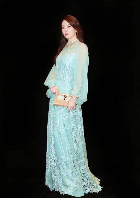 马尾 张雨绮终于不性感了，穿玫瑰印花连衣裙配高马尾，意外甜美减龄