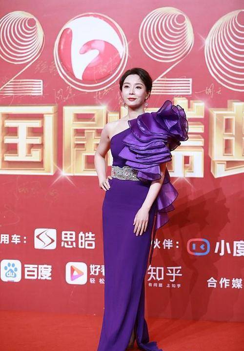 简风 中年女性能有多优雅，40+的陈数气质真好，身穿黑裙优雅大气