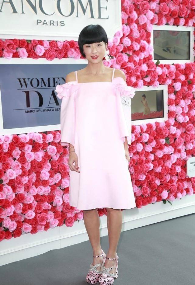 饱和度 真没认出这是陈奕迅老婆，人到中年粉发配粉裙硬装嫩，却不浮夸