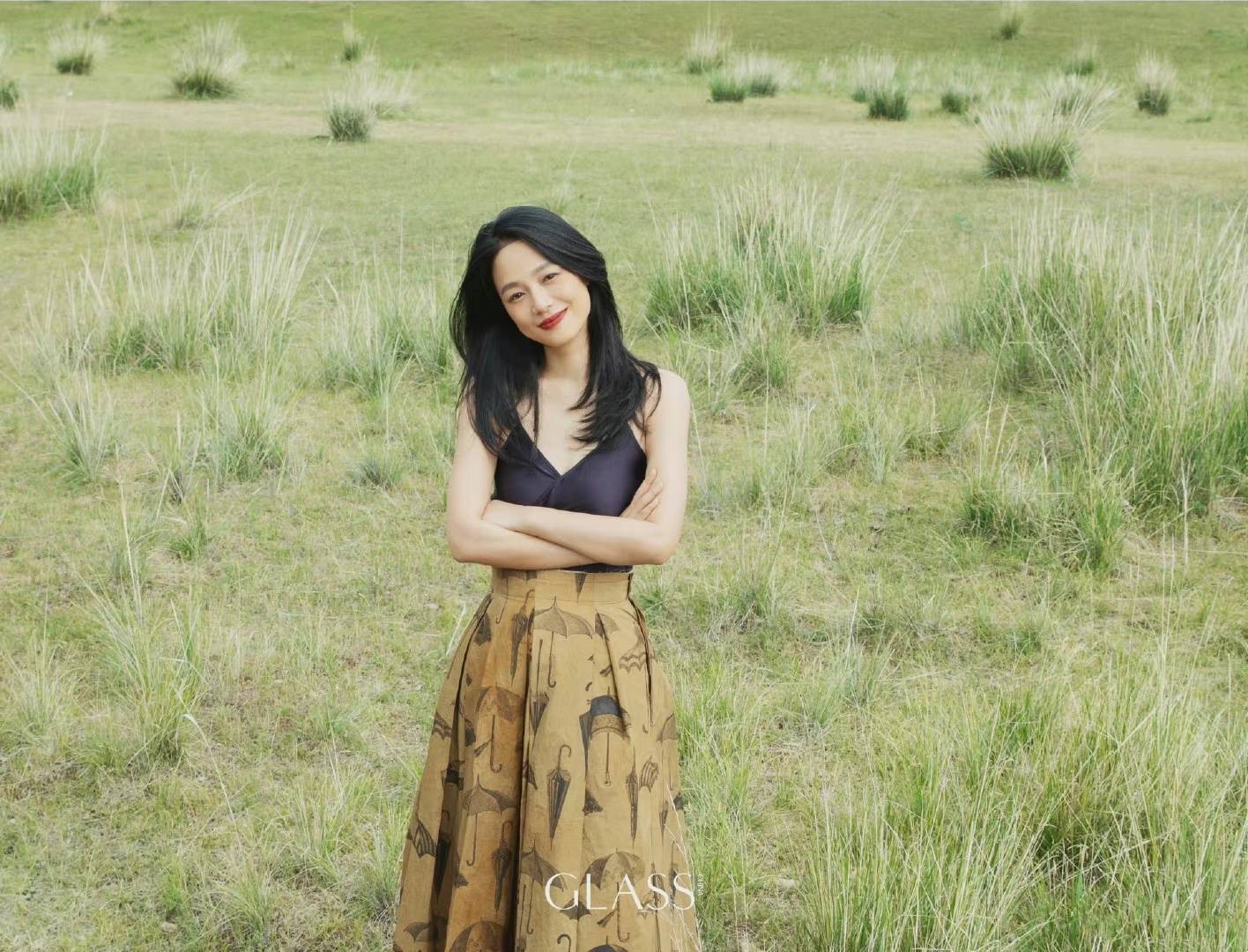 视觉 姜文老婆可真美，周韵抹胸红裙秀曼妙身姿，冷淡的妩媚好迷人