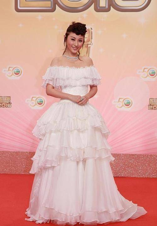 美眉 刘心悠发型挺复古，但穿的“蛋糕裙”倒是挺甜美，风格真有点不搭