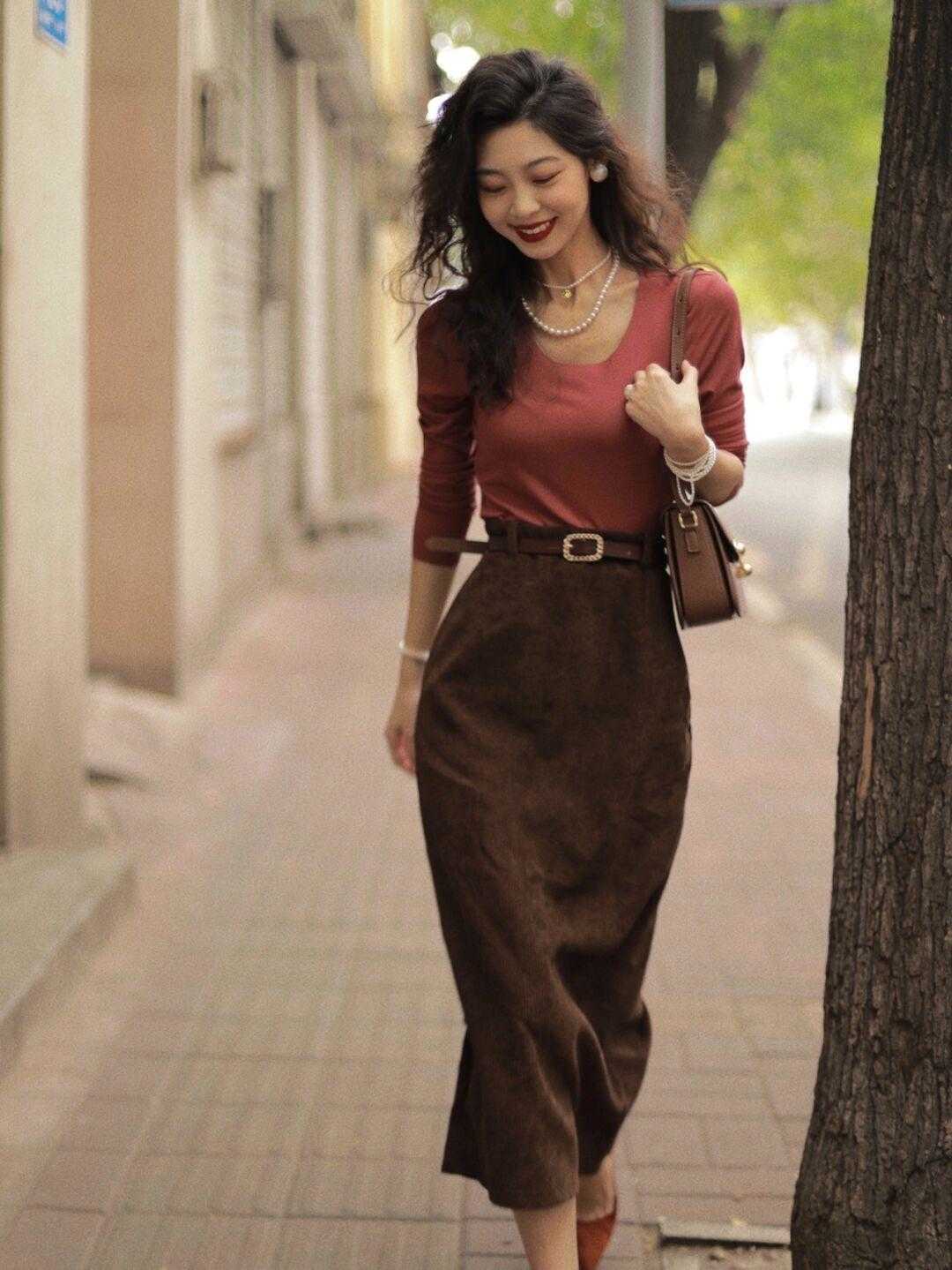 黑色 秋冬一定要试试“紧身打底+高腰半身裙”，温柔优雅，时髦百搭