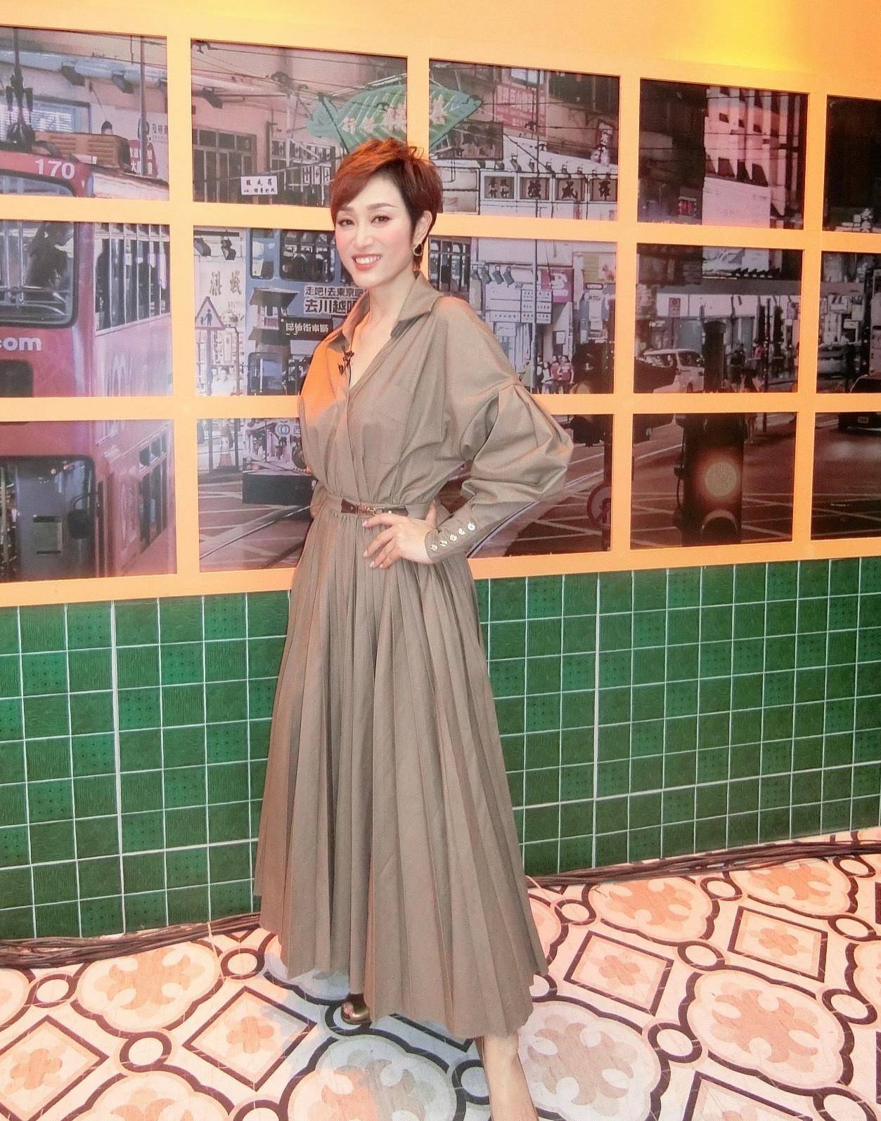 杨千嬅 陈法蓉携闺蜜看电影！大冷天穿百褶裙配长靴，总算没浪费这好身材