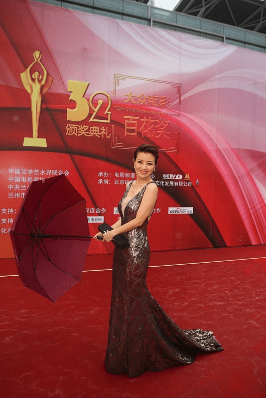 身材 主持人经纬这礼裙虽然V领，可前面用块布挡着，看着一点都不低俗