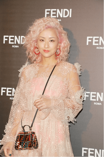 饱和度 真没认出这是陈奕迅老婆，人到中年粉发配粉裙硬装嫩，却不浮夸