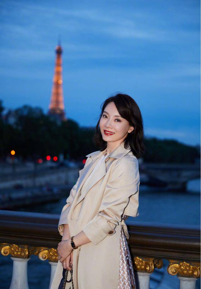 非常强 伊能静把“涂鸦风衣”穿火了，搭配小脚裤真洋气，这状态像30岁