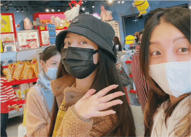 连向太|郭碧婷陪女儿坐旋转木马，向佐在旁暖心保护，两人逗女儿玩乐画面温馨