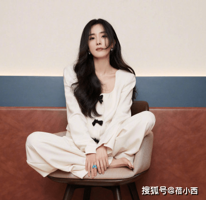 好身材 杨幂真会穿，普通的白色套装也能秀出好身材，彰显飒爽干练之美