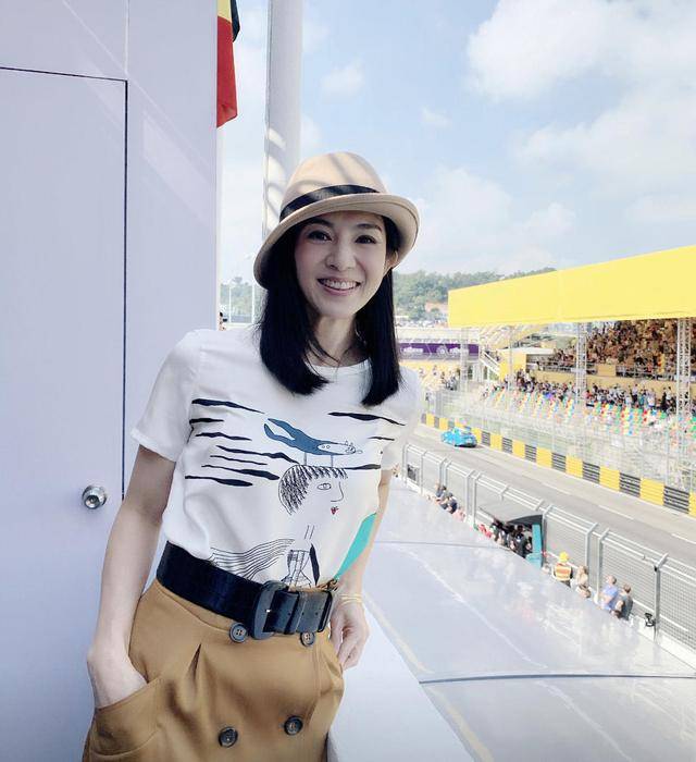 显得 46岁杨采妮风采不减当年！一袭橘色连衣裙优雅时髦，明媚大气