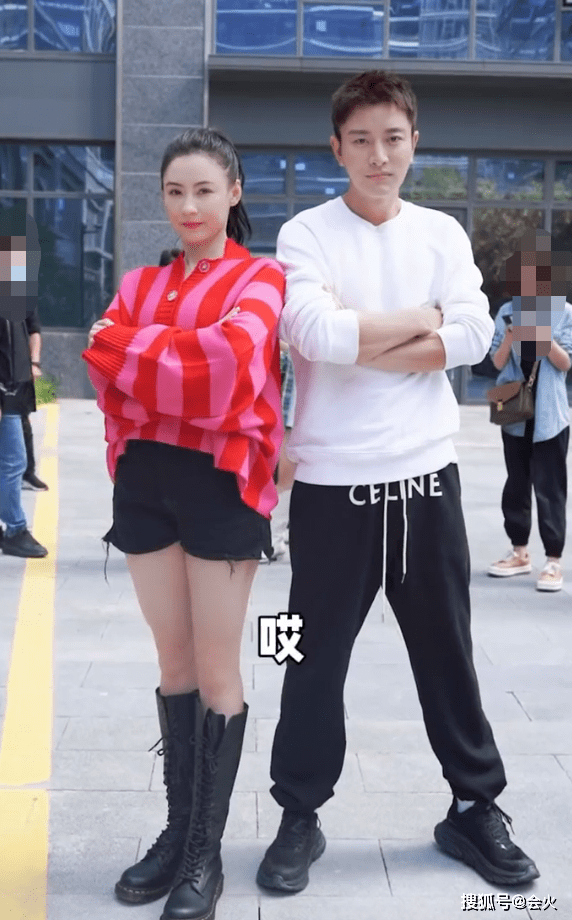 平台贾乃亮张柏芝同框搞怪！走路不稳摔倒跪地，女方身体险些扑其脸上