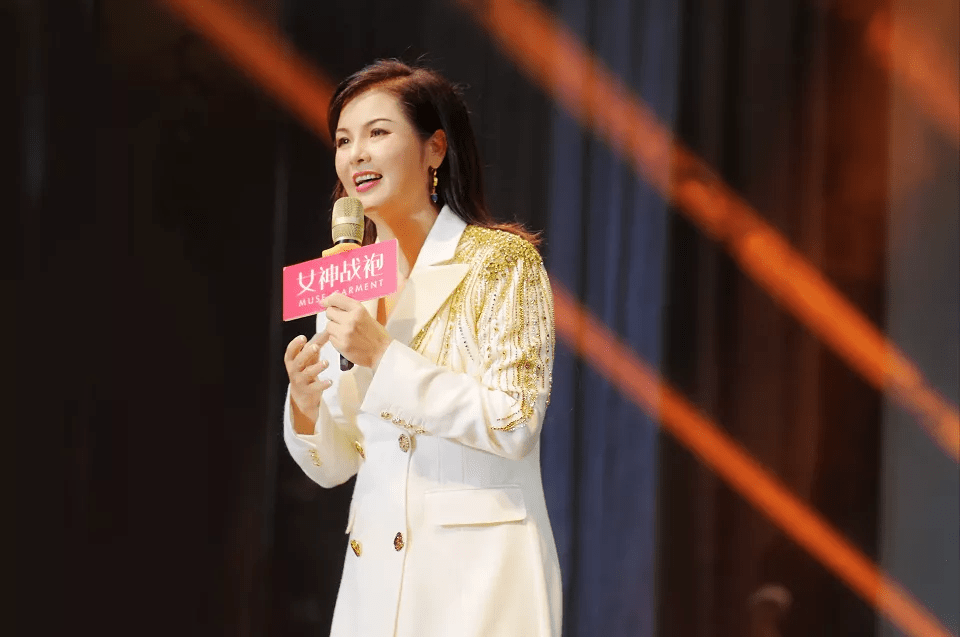 发布会上,女神战袍创始人熊英在致辞中向对广东时装周中山沙溪分会场