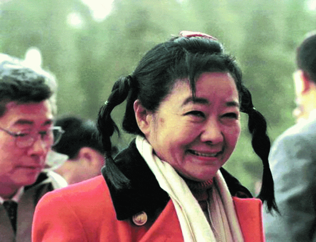 在香港有3百多栋大楼,给自己请50个保镖,她才是真正地产女首富_龚如心