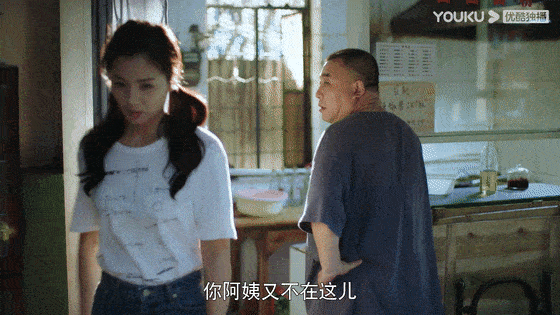 父亲|父母双亡、辍学、被卖、被骚扰……她的逆袭路究竟有多精彩？