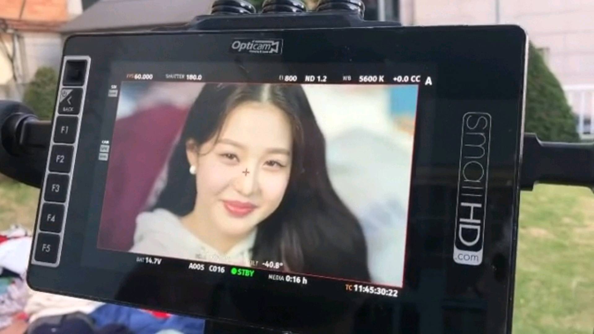 张元英|前IZONE成员张元英，即将出道女团的C位美貌，工作人员也悬殊