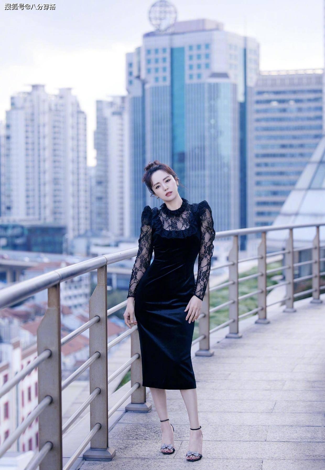 设计 董璇穿黑色修身连衣裙，蕾丝与丝绒交叠优雅精致，盘发造型更高贵