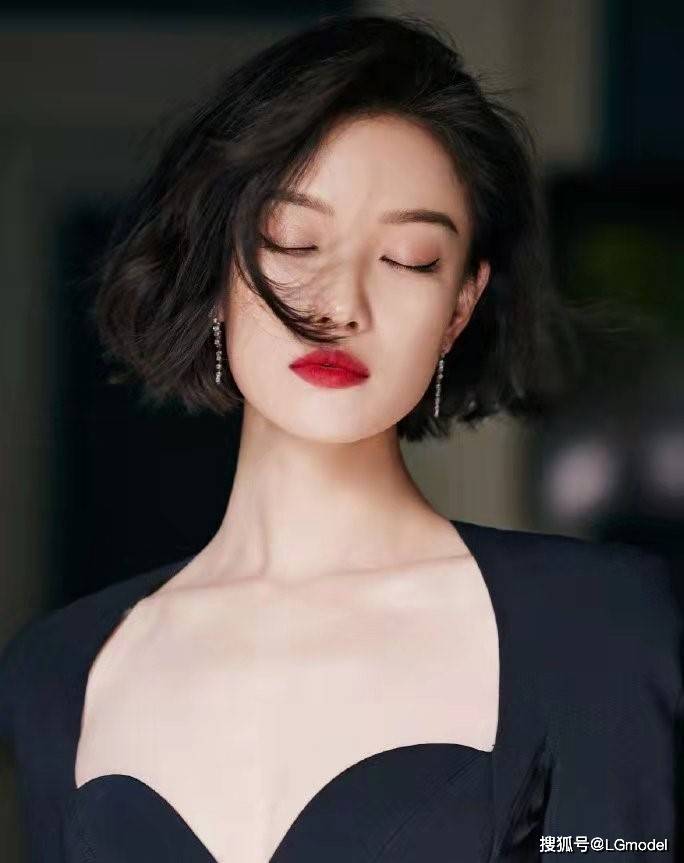 演技 谋女郎倪妮吊带礼服大秀美背！紧身深V妖娆妩媚，慵懒短发显优雅高贵