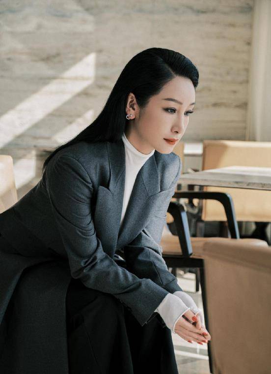 设计 秦海璐气质真是不一般,毛衣开衫搭休闲裤,温柔优雅魅力十足