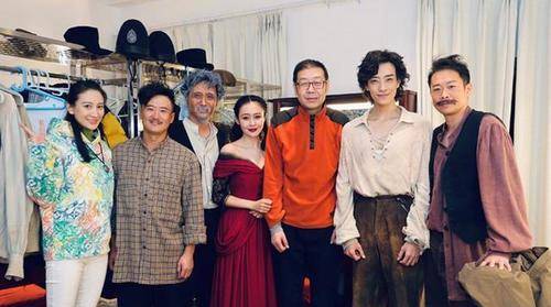 于明加 于明加罕晒工作照,穿羽绒马甲配衬衫裹成粽子,婴儿肌肤色太抢镜