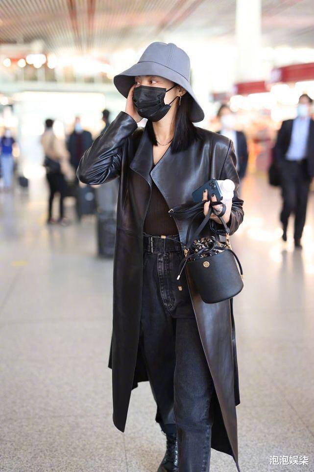 个性 辛芷蕾穿搭越来越前卫！黑色长款皮衣搭开衩式牛仔裤，时髦显高级